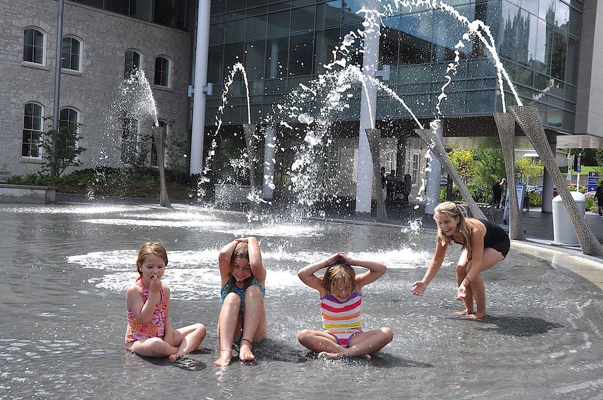 4 children playing in the splash pad