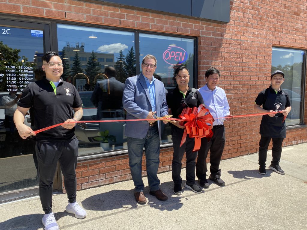 Gotcha Bubble Tea owner Victor Pham posing with Mayor Guthrie for the ribbon cutting. 