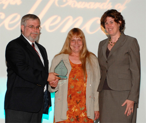 Jo-Anne Marks and Jay Parsons accepting award from Mayor Farbridge