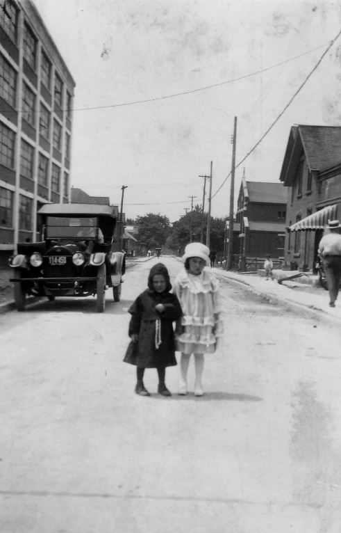 A young boy and his sister standing in the middle of Alice Street in 1922.